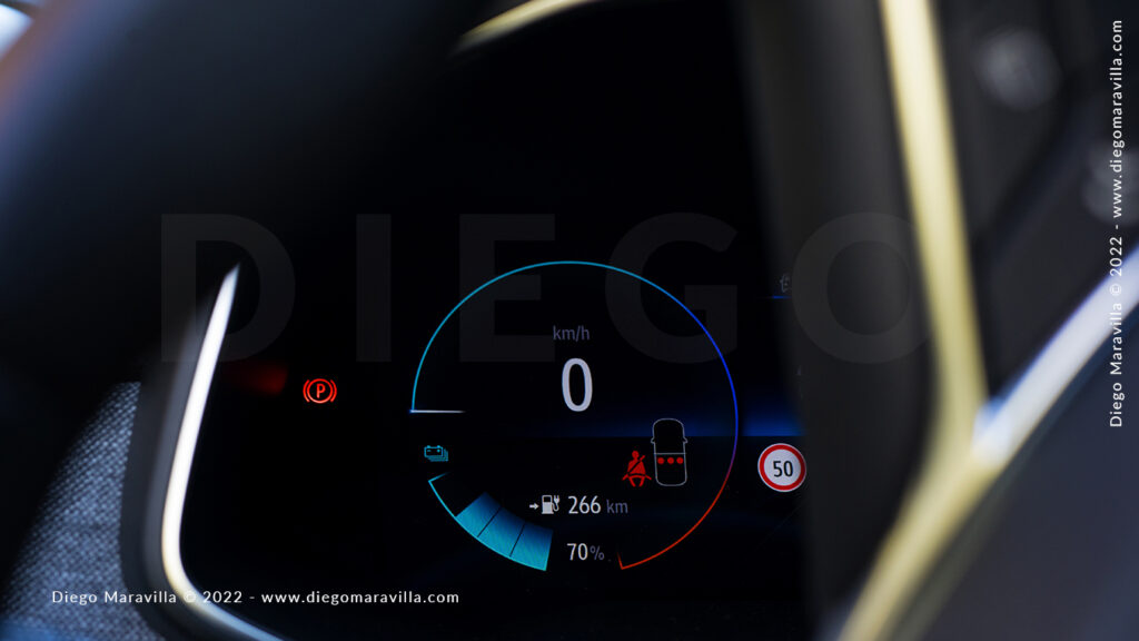 Electric car display with battery charge indicator